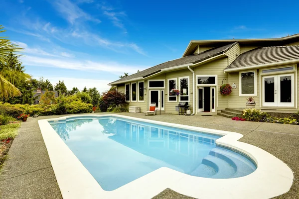 House with swimming pool. Real estate in Federal Way,
