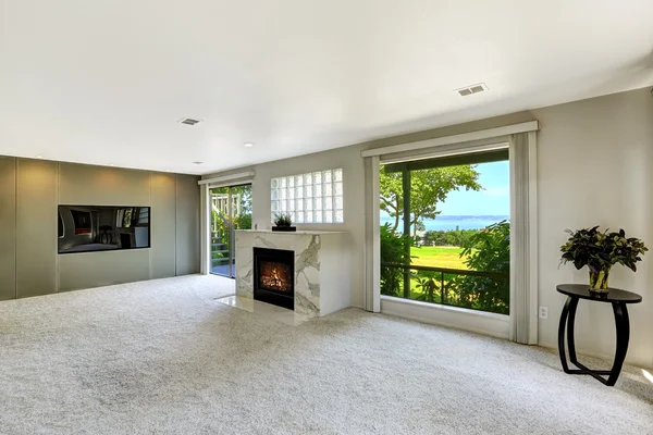 Beautitful living room with fireplace and walkout deck