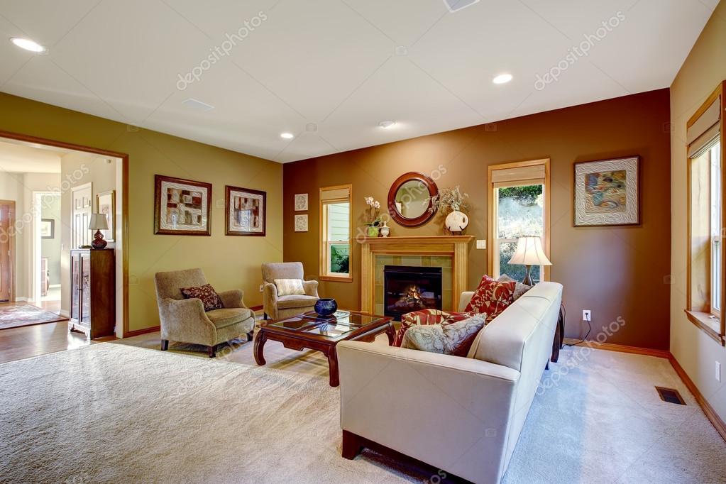 Living comedor con paredes de contraste y chimenea — fotos de ...