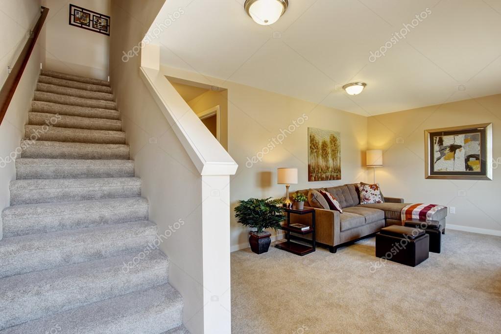 Sala de marfil con escalera, moderno apartamento de dos pisos ...