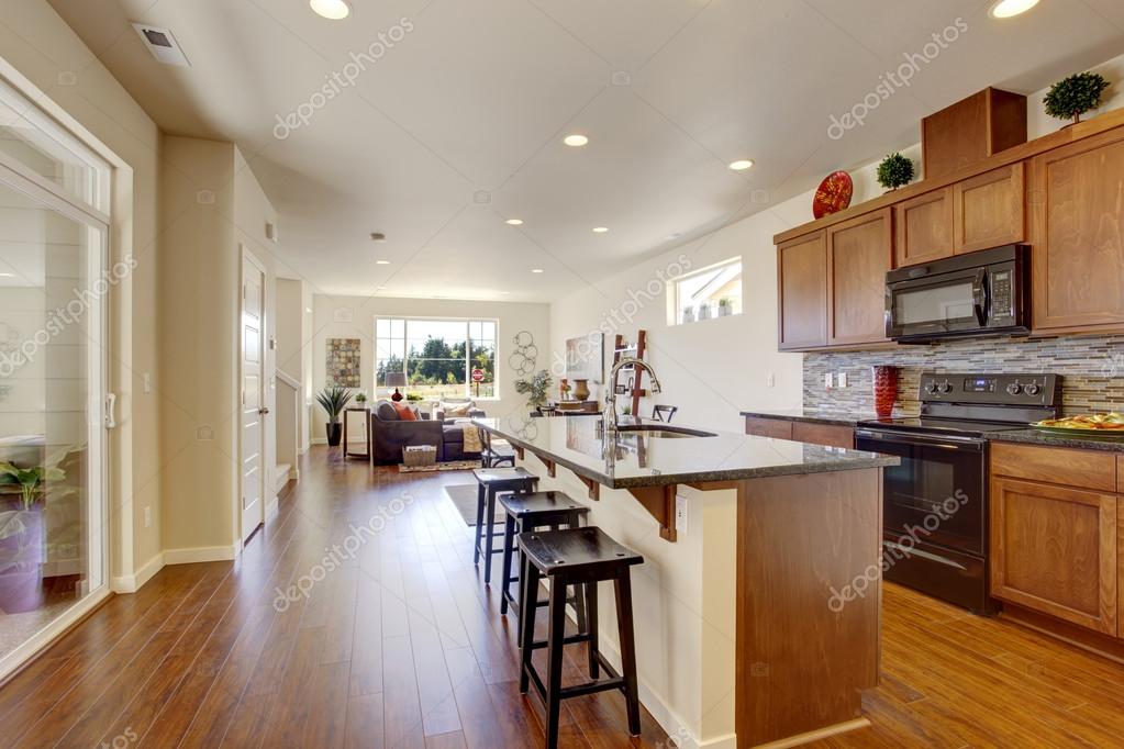 Interior de la casa con espacio abierto. cocina comedor con isla ... Sala con cocina y comedor