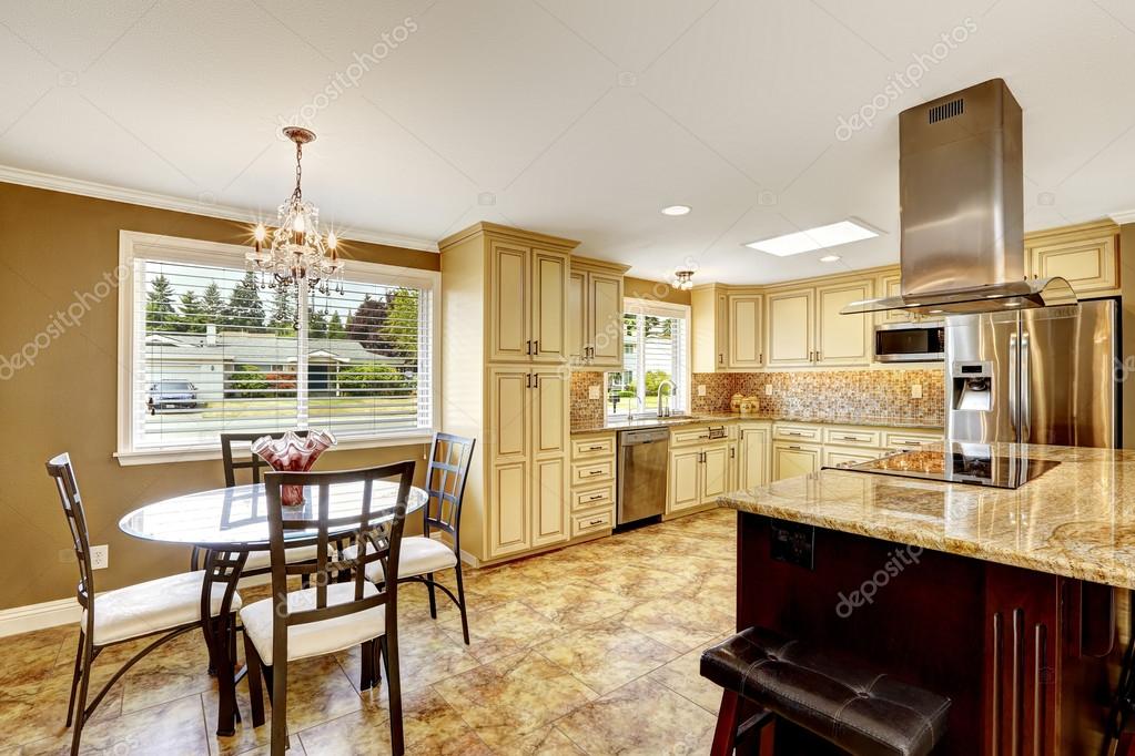 Interno di cucina con tavolo da pranzo insieme e isola — foto ... Cucina con mattonelle
