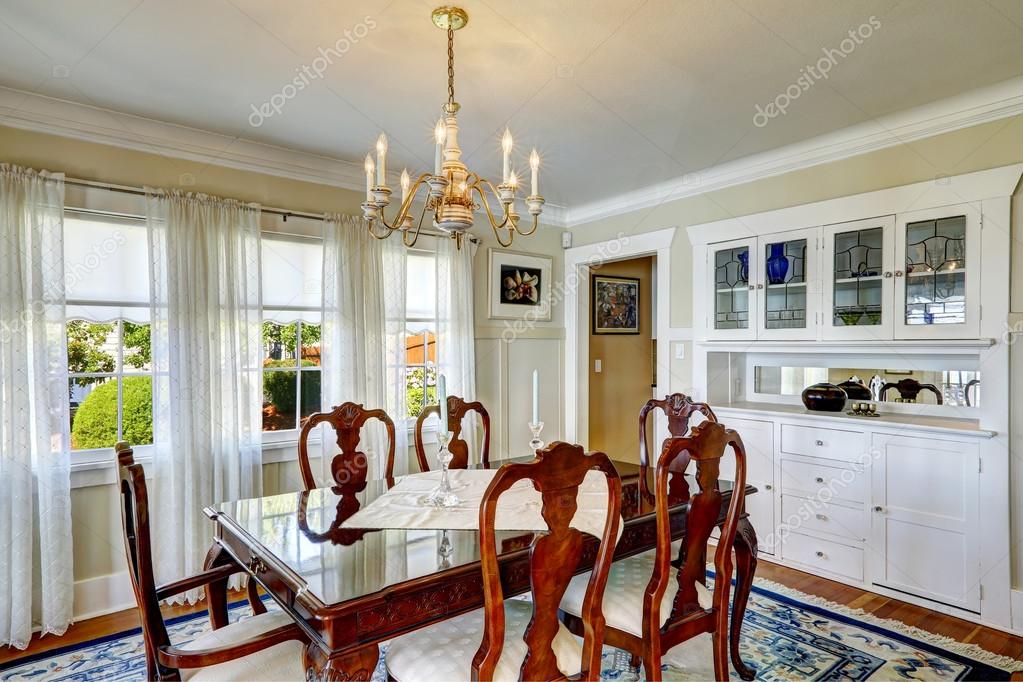 Conjunto elegante mesa de comedor madera tallada — fotos de stock ...