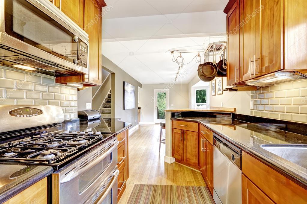 Keuken kamer met zwart granieten toppen en tegel terug plons trim ...