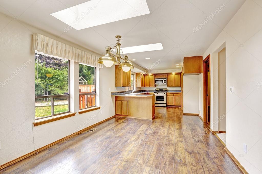 Maison vide avec plan détage ouvert. salle de séjour et coin ... Cuisine avec sejour