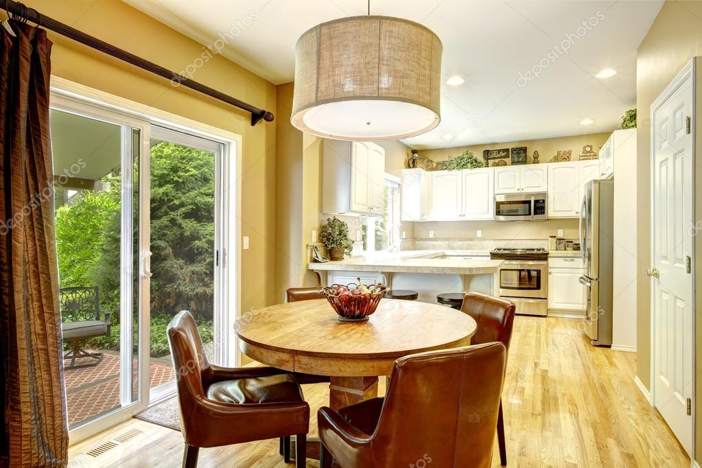 Gezellige eethoek met ronde tafel en lederen stoelen — stockfoto ...
