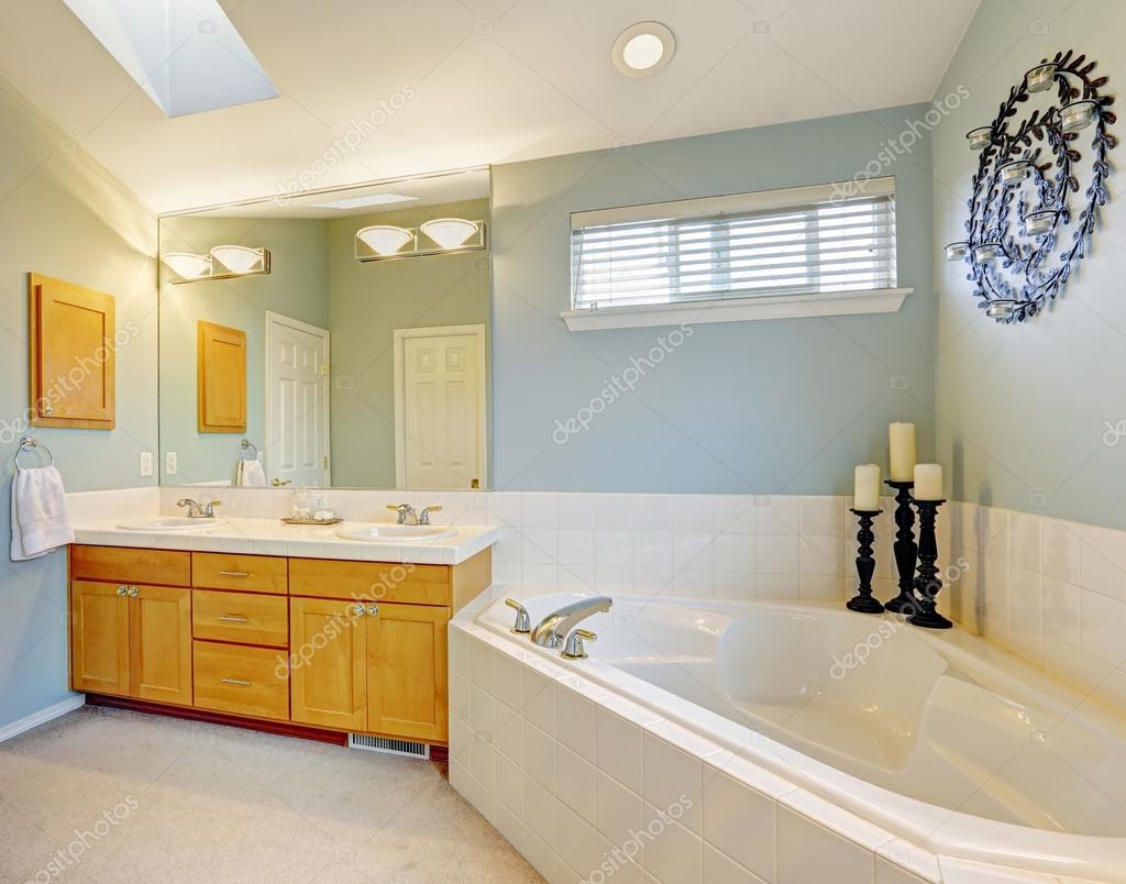 Uppfriskande badrum inredning i ljus blÃ¥ ton — stockfotografi ...