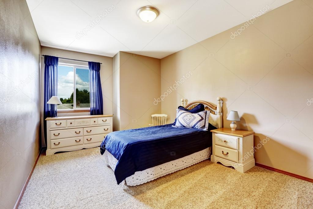 Interno camera da letto con biancheria della marina e tende — foto ...