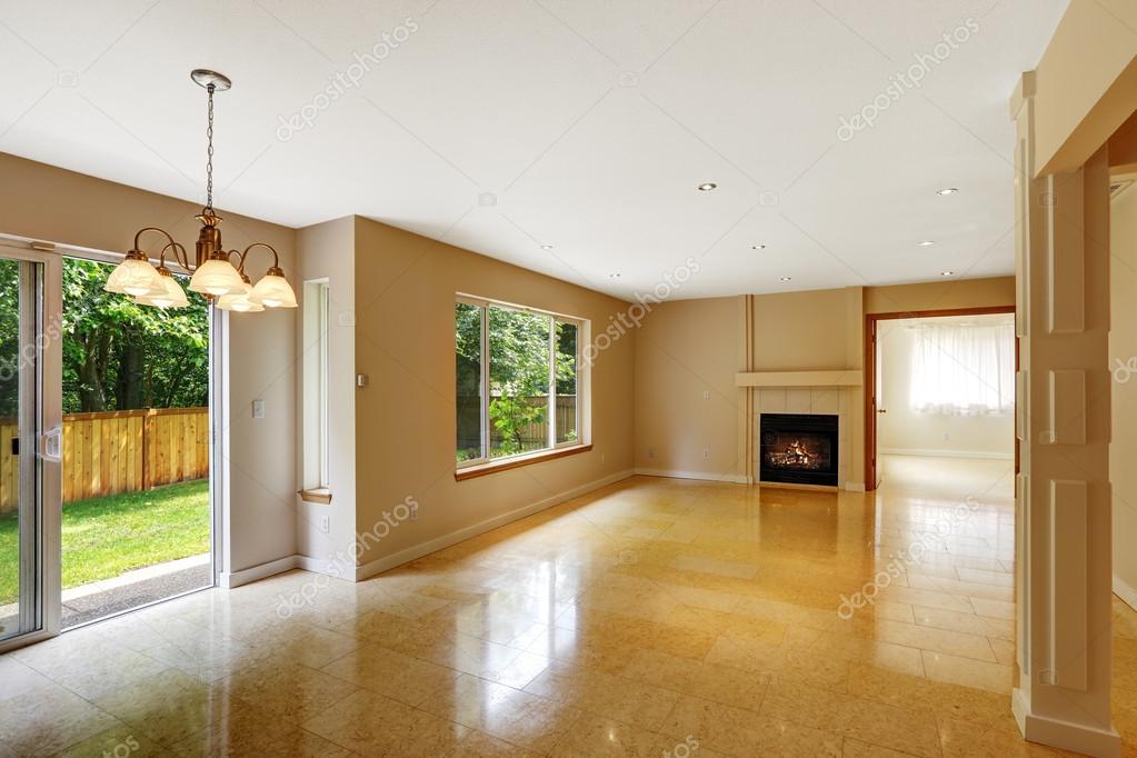 Leere wohnzimmer mit glänzenden marmor fliesen, boden und kamin ...