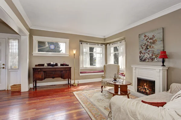 Simplistic living room with hardwood flooring, and beautiful dec