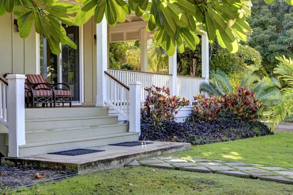 Simple hawaiian house with greenery.