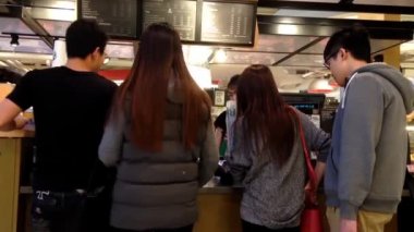 Customer buying a coffee at Starbucks - 图库视