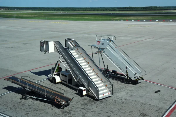 Airport movable ramp
