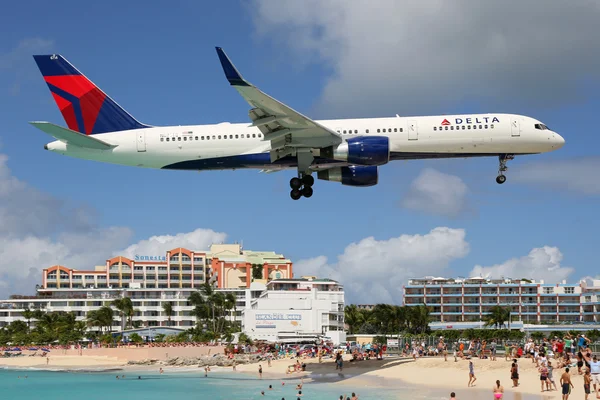 Delta Airlines Boeing 757-200 landing St. Martin