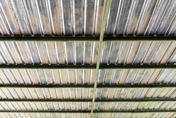 Metal sheet roof with insulation
