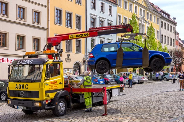 TOWING SERVICE PICKS UP CAR