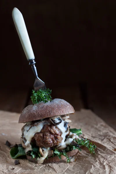 Rye bread burger with beef mushrooms and bechamel sauce