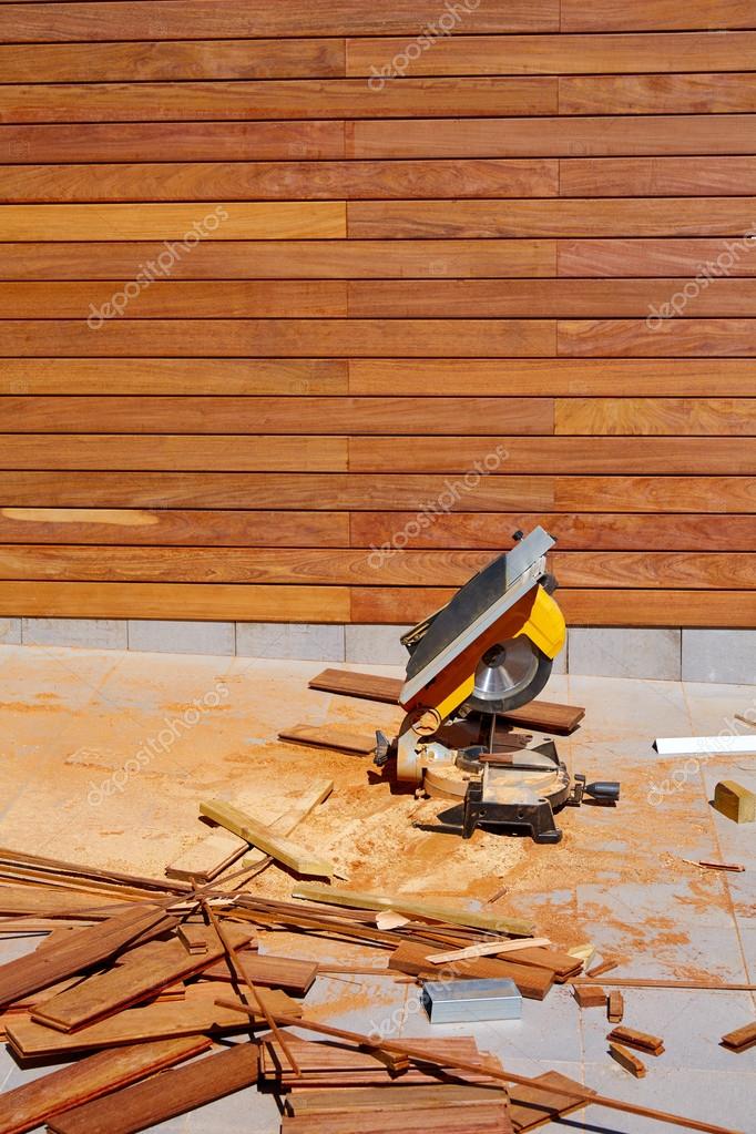 Ipe holz zaun installation schreiner tischkreissäge — stockfoto ...