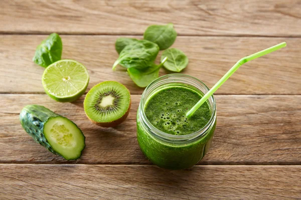 Detox green juice cleansing recipe