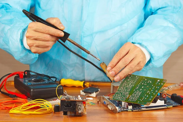 Master solder electronic hardware in service workshop