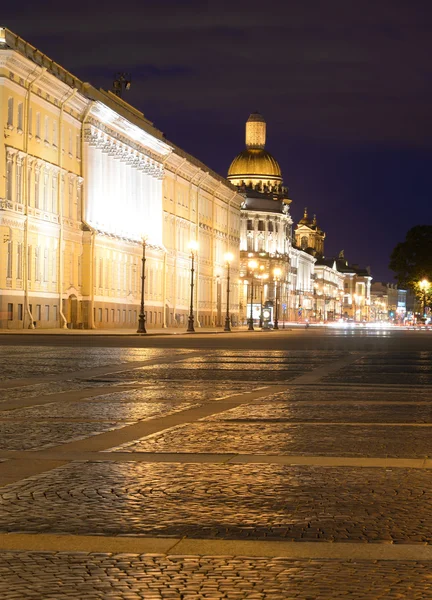 The General Staff building and Saint Isaac's Cathedral.