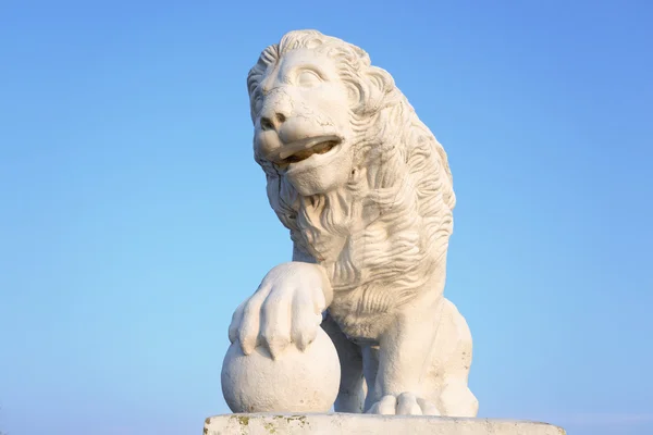 Statue of lion.