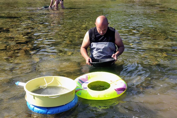 Gold prospectors in full competition