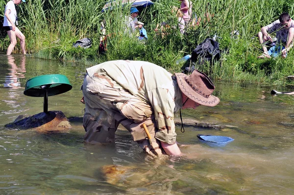 Gold prospectors in full competition