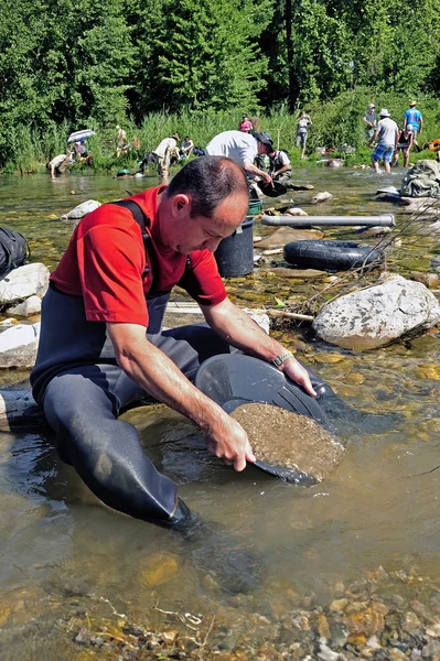 Gold prospectors in full competition