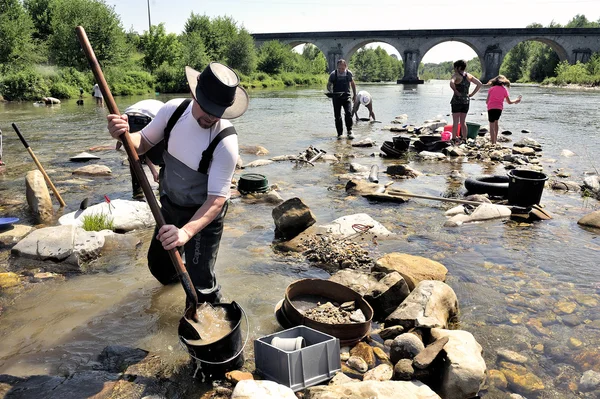 Gold prospectors in full competition