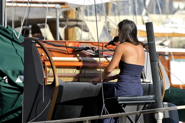 Singer gave a concert on an old sailboat