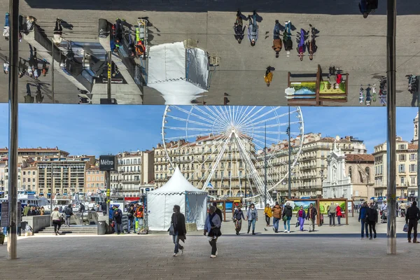 People enjoy Norman Foster\'s pavilion with mirrored ceiling in M