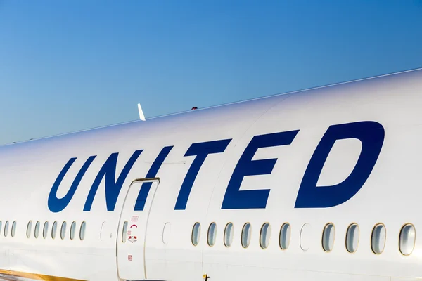 United Airlines aircraft logo at an aircraft