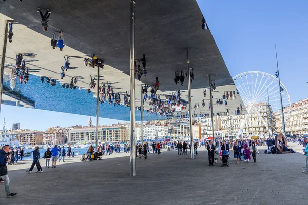 People visit Norman Fosters pavilion with mirrored ceiling