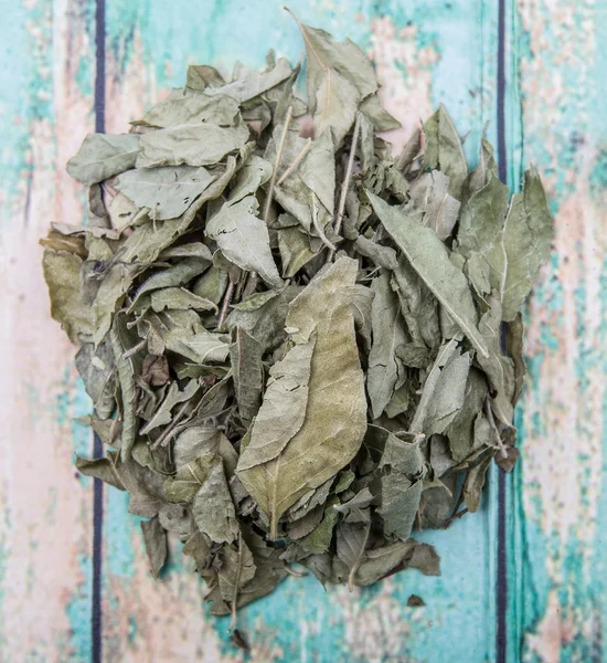 Dried curry leaves