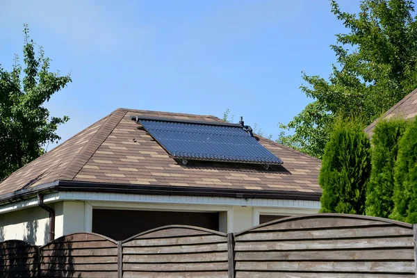 Solar water-heating installation on a garage roof