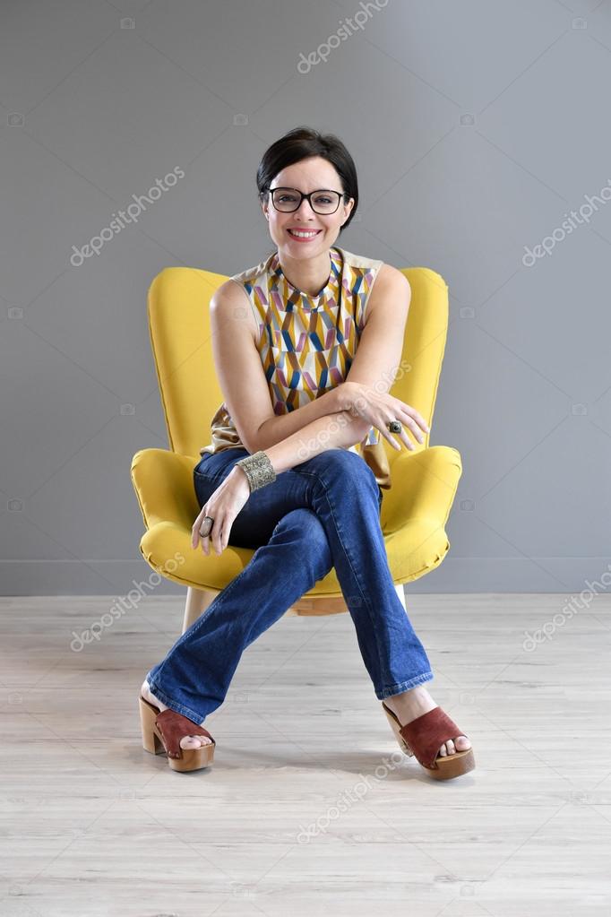 Девушка в желтом кресле
