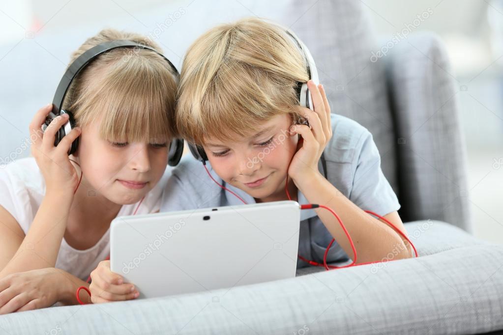 Kids listening to music with tablet — Stock Photo 53350597