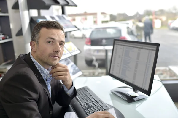 Car dealer with computer