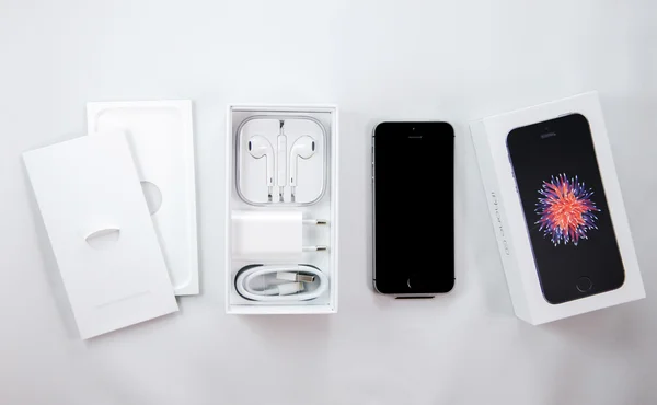 Unboxing and first run of the new iPhone SE
