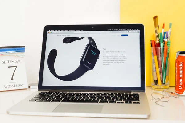 Apple Computers website showcasing the Apple watch Siri