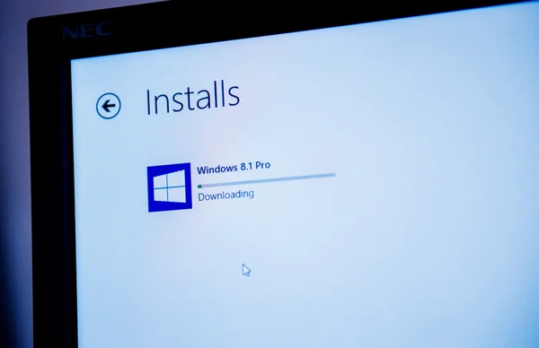 Windows 8.1 PRO installation process seen on a computer screen