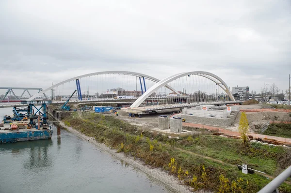 Installation and construction process of the new bridge