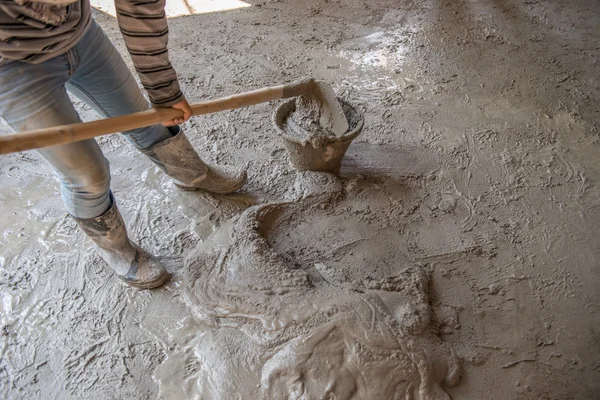 Malta di costruzione lavoratore miscelazione cemento gesso — foto ... Fontana in calcestruzzo interne