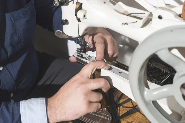 Manual machine for sewing leather