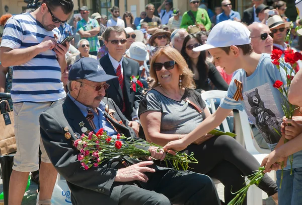 Little boy brings flowers to WWII veteran