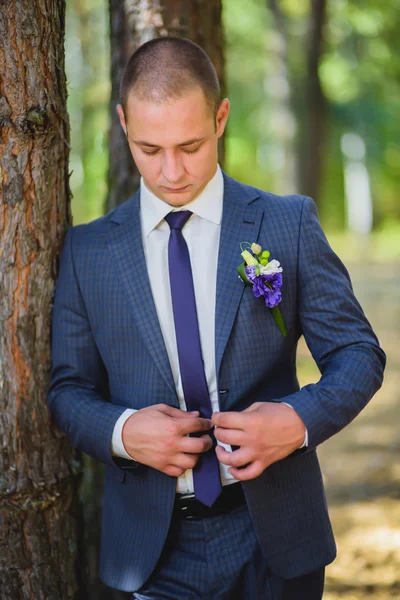 Groom jacket fastens