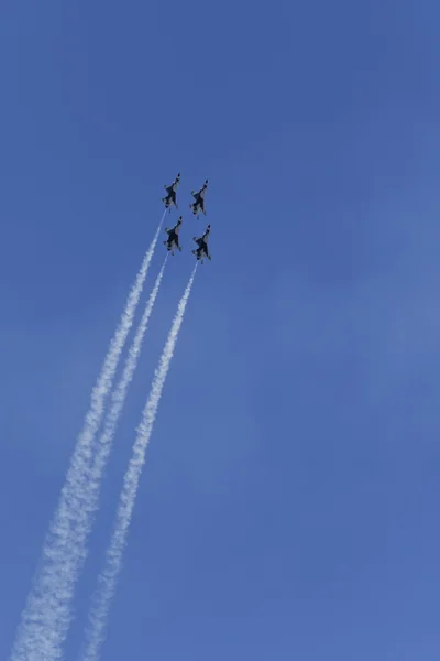 USAF Thunderbirds performing aerial stunts