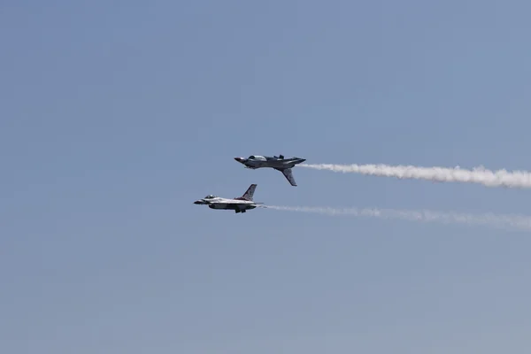 USAF Thunderbirds performing aerial stunts