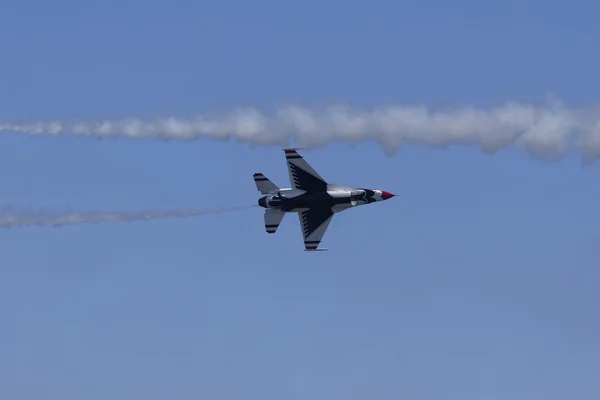 USAF Thunderbirds performing aerial stunts
